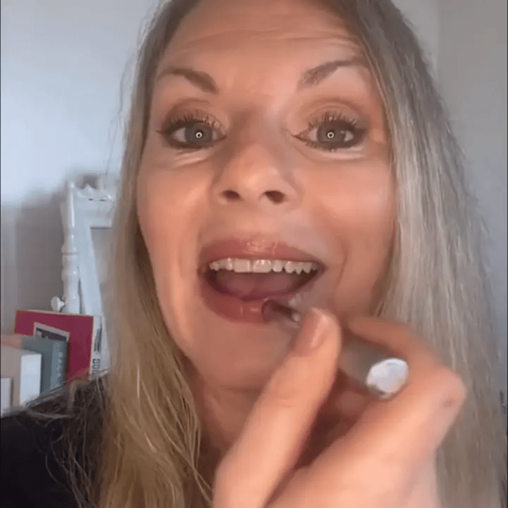 NectaNoir™ | 100 % Honungsläppstift med pH-reaktiv Färg